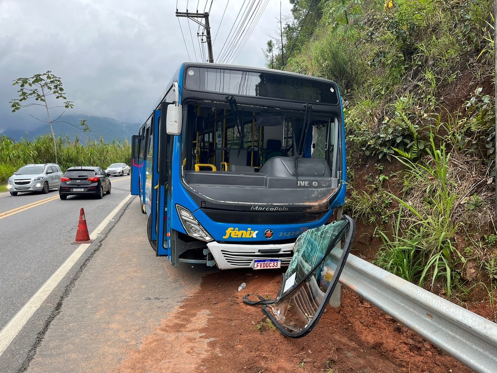 Criança de 4 anos morre e cinco pessoas ficam feridas em acidente entre carro e ônibus na Rio-Santos em Caraguatatuba. — Foto: João Mota/TV Vanguarda