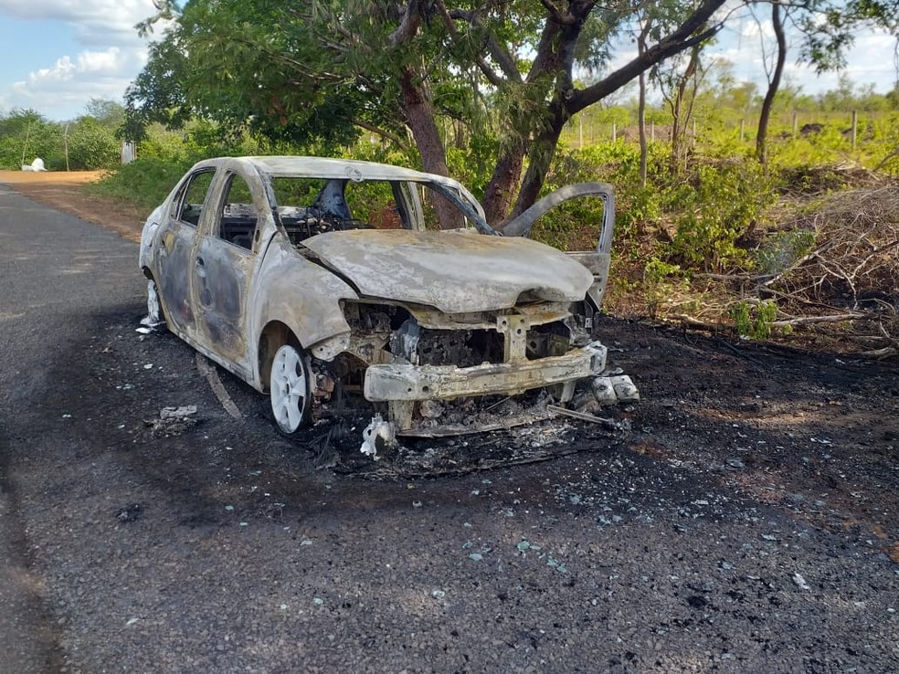 Carro que pegou fogo nesta quinta-feira (26) na BR-230 — Foto: Aparecida Santana/TV Clube