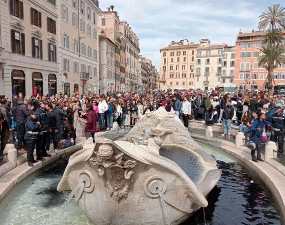 Ativistas ambientais jogam tinta preta em fonte histórica de Roma