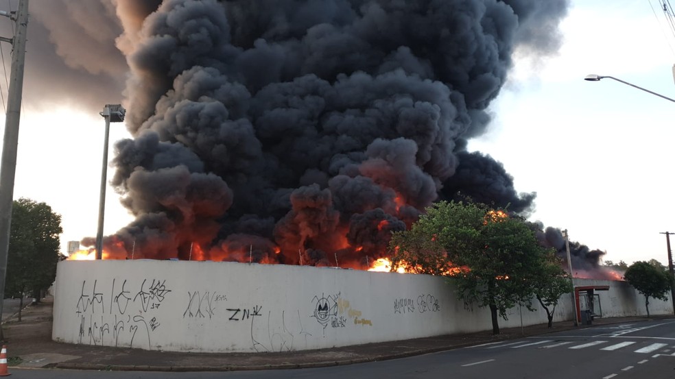 Incêndio atingiu garagem da TCGL, nesta segunda-feira (15), em Londrina — Foto: Patrícia Piveta/RPC