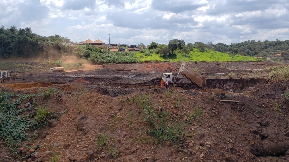 Área atingida pela lama na região do bairro Parque da Cachoeira concentra caminhões e máquinas trabalhando — Foto: Raquel Freitas