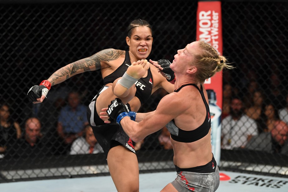 Com chute na cabeça, Amanda Nunes demole Holly Holm e defende título dos galos 