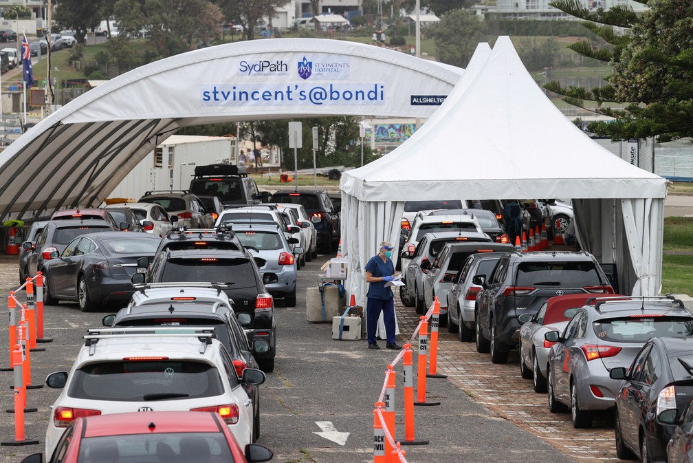 Motoristas fazem fila para passar pelo teste de infecção do coronavírus na cidade de Sydney, na Austrália, em 21 de dezembro de 2020 — Foto: Loren Elliott/Reuters
