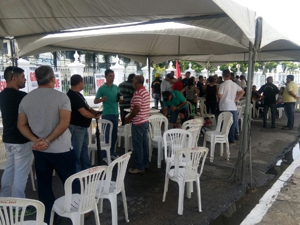 Policiais montaram tendas e dizem não ter previsão para sair da frente do Palácio do Governo de Alagoas (Foto: Derek Gustavo/G1)
