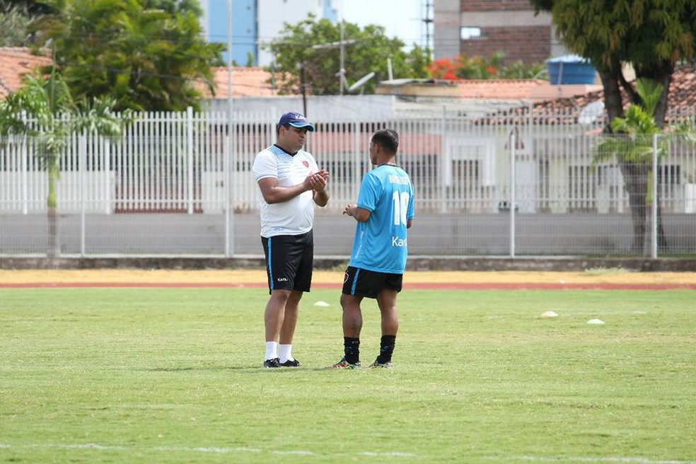 Durante o treinamento desta sexta-feira, Marcos Aurélio conversou com o técnico Leston Júnior no campo da Vila Olímpica Parahyba (Foto: Nádya Araújo/Botafogo-PB)