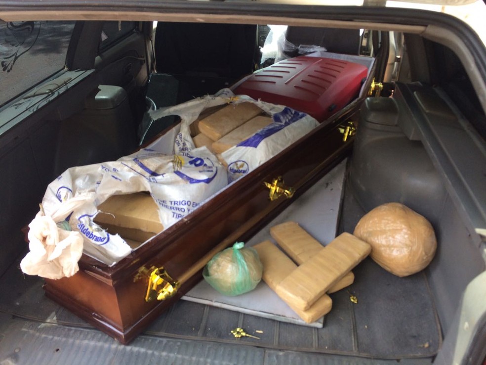 Drogas são encontradas dentro de caixão em São Francisco de Sales (Foto: Polícia Rodoviária Estadual/Divulgação)