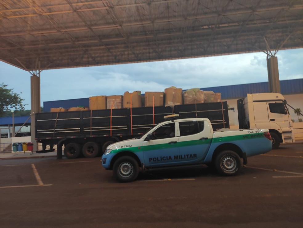 Caminhão onde as cargas estavam — Foto: PMA/Divulgação