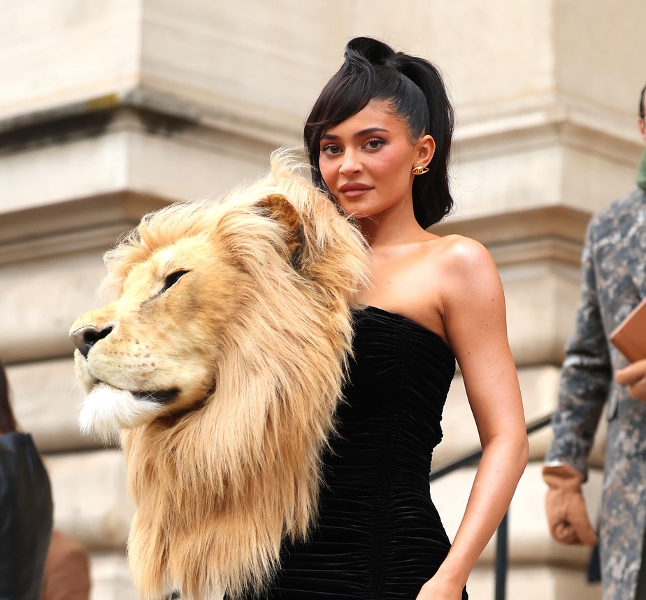 Kylie Jenner participa do desfile Schiaparelli Haute Couture Spring Summer 2023 como parte da Paris Fashion Week em 23 de janeiro de 2023 em Paris, França