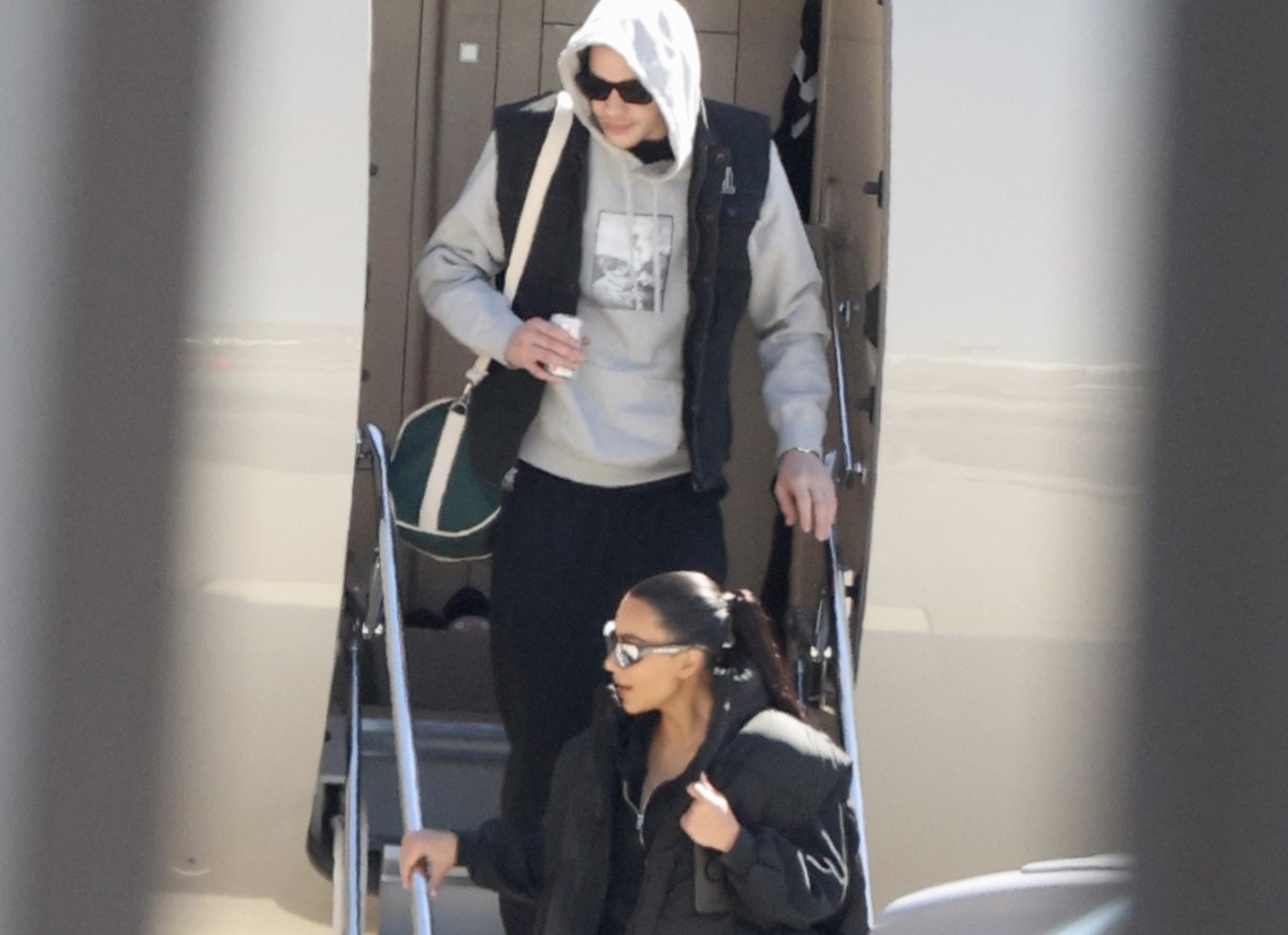 Kim Kardashian e Pete Davidson desembarcam em Los Angeles (Foto: The Grosby Group)