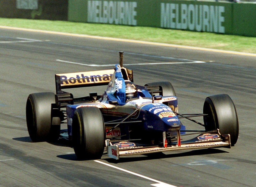 Damon Hill comemora a vitória no GP da Austrália de 1996, o primeiro realizado em Melbourne — Foto: Melchert Harry/picture alliance via Getty Images