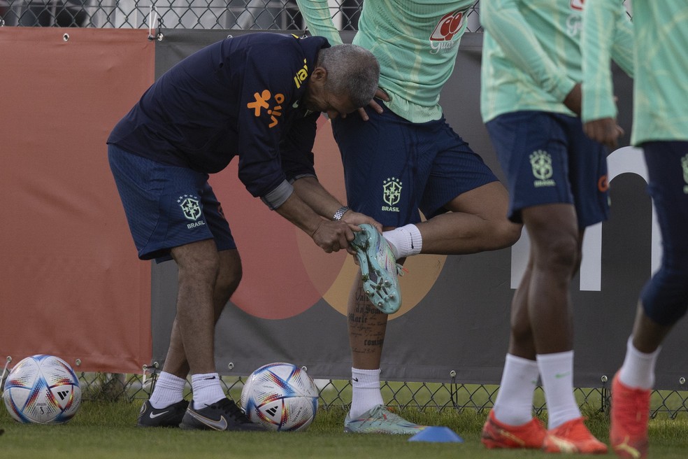 Jogadores da seleção brasileira treinam sem caneleira — Foto: Lucas Figueiredo / CBF