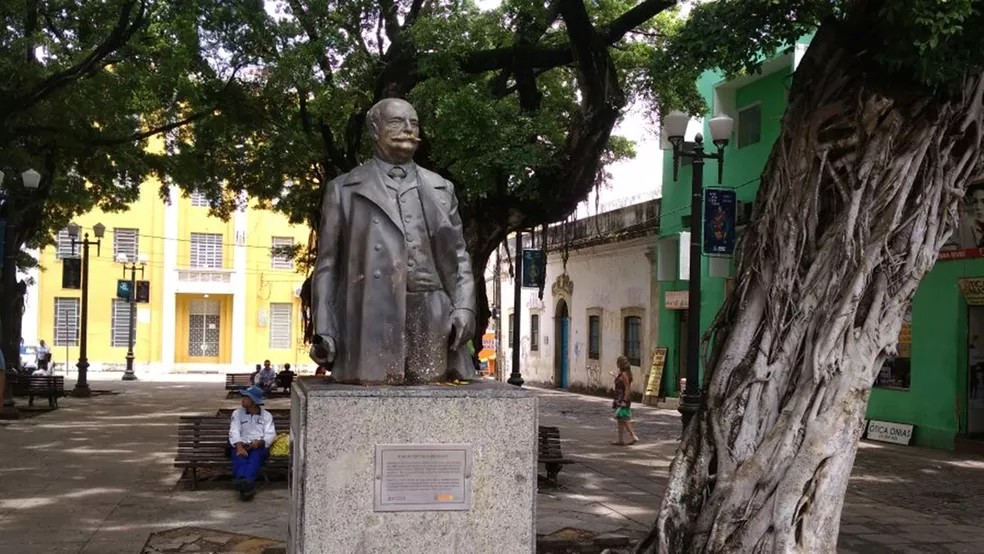 Pra&ccedil;a Rio Branco, Centro de Jo&atilde;o Pessoa. Na imagem o busto, local onde ficava o pelourinho.  &mdash; Foto: Clara Rezende 