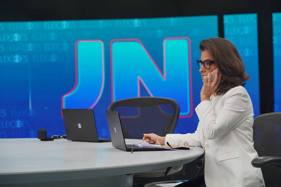 Renata Vasconcellos no estdio antes da entrevista com Jair Bolsonaro, nesta segunda (22), no Rio