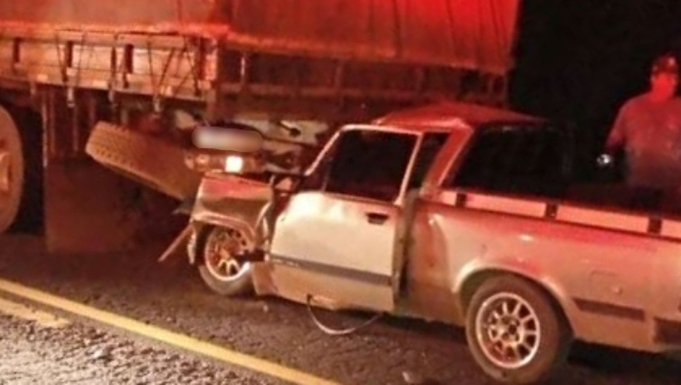 Motorista fica ferido após bater na traseira de caminhão carregado com soja em Taguaí  — Foto: Arquivo Pessoal