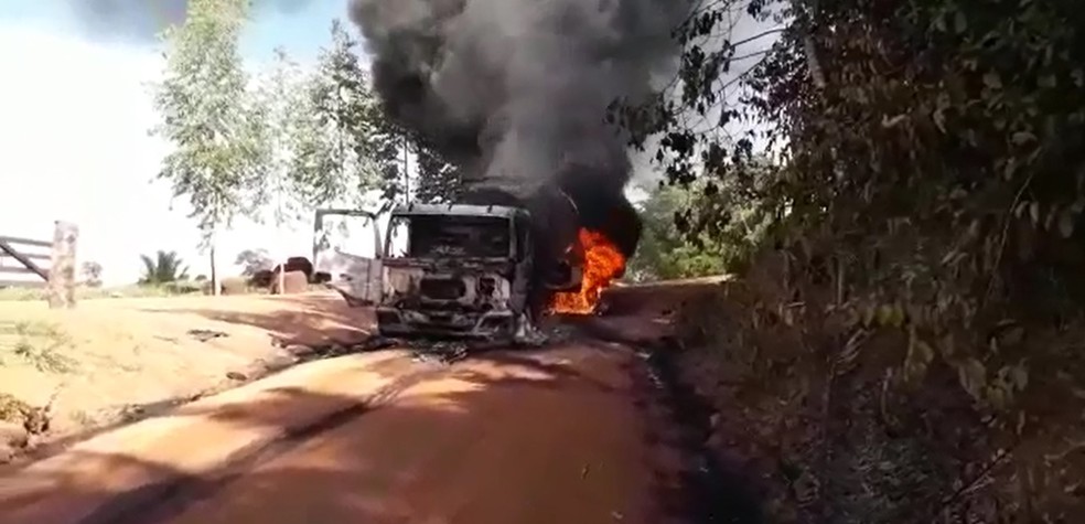 Caminhão leiteiro pegou fogo em estrada rural de Ariquemes — Foto: Reprodução