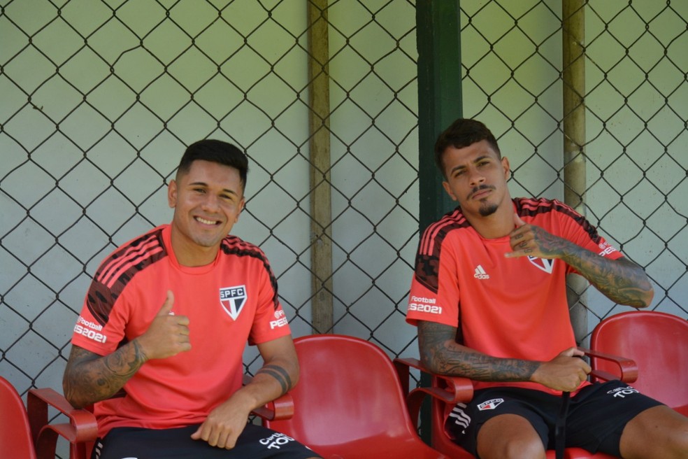 Galeano e Diego Costa em treino do São Paulo — Foto: Fellipe Lucena / saopaulofc.net