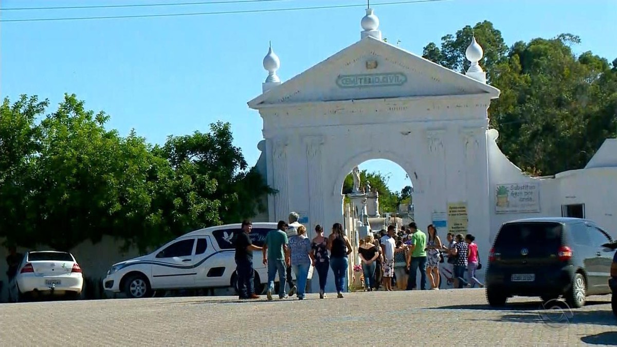 Parentes e amigos se emocionam durante velório de vítimas de acidente em Santa Vitória do Palmar