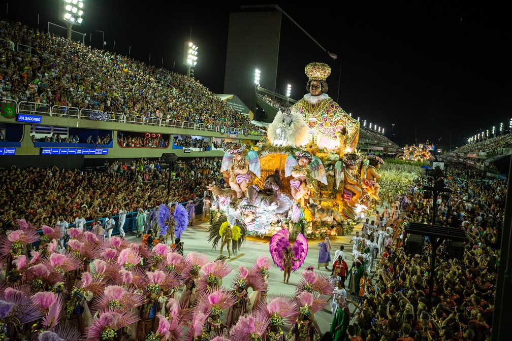 Panorama do desfile da Mangueira — Foto: Fábio Tito/G1