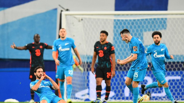 Osdoev (ajoelhado) comemora após marcar o gol de empate do Zenit com o Chelsea