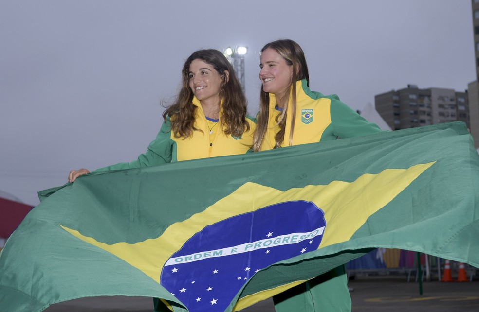 Martine e Kahena com a bandeira do Brasil em Lima — Foto: Washington Alves/COB