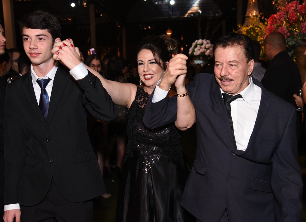 Ina acompanhada pelo filho e pelo tio na formatura dela, em 2018 — Foto: Capital Formaturas