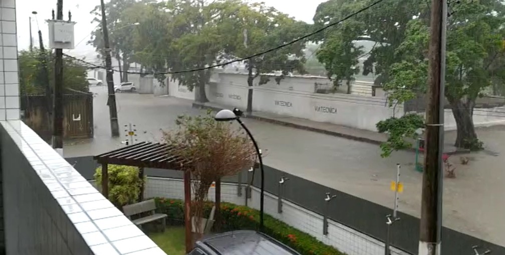 Ruas ficaram alagadas após Canal do Fragoso transbordar, em Olinda — Foto: Reprodução/WhatsApp