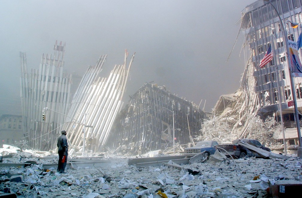 Homem grita oferecendo ajuda em busca de sobreviventes diante dos escombros do World Trade Center, após o desmoronamento das duas torres no atentado do 11 de Setembro em Nova York — Foto: Doug Kanter/AFP/Arquivo