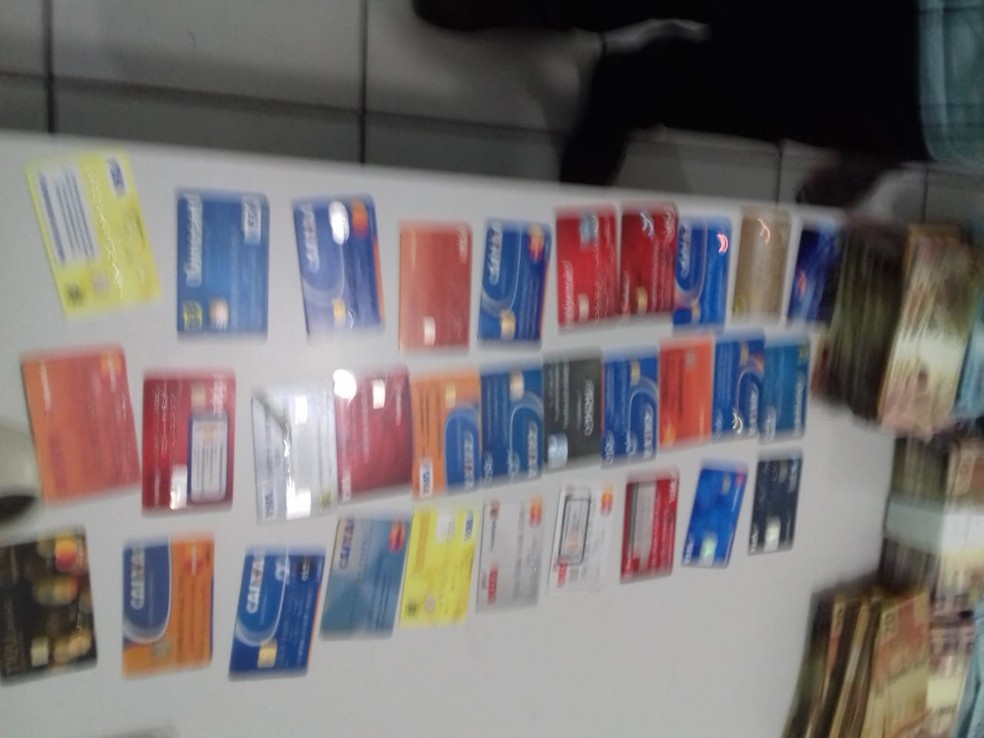 Cartões de vítimas foram encontrados no apartamento — Foto: Divulgação/Polícia Civil