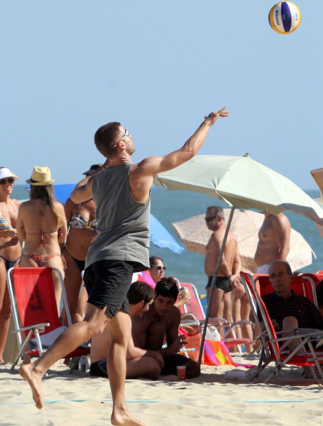 Rodrigo Hilbert na praia do Leblon (Foto: J humberto/Ag News)