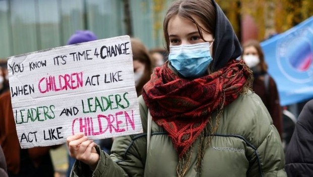 Menina em protesto contra mudanças climáticas, em Berlim; jovens têm liderado protestos por metas mais ambiciosas (Foto: REUTERS via BBC)