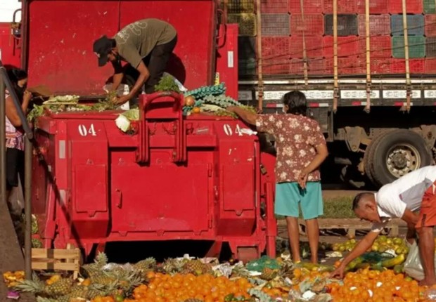 Pessoas coletam alimentos descartados em Belém, Pará (Foto: GETTY IMAGES (via BBC))