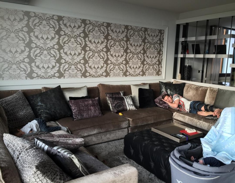 Seu interior conta com uma decora&ccedil;&atilde;o s&oacute;bria e aconchegante &mdash; Foto: Reprodu&ccedil;&atilde;o/Instagram @leomessi