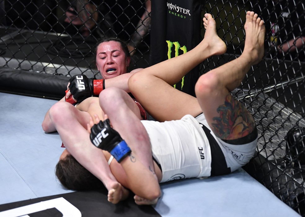 Molly McCann encaixa uma chave de braço em Lara Procópio no UFC Overeem x Volkov — Foto: Getty Images