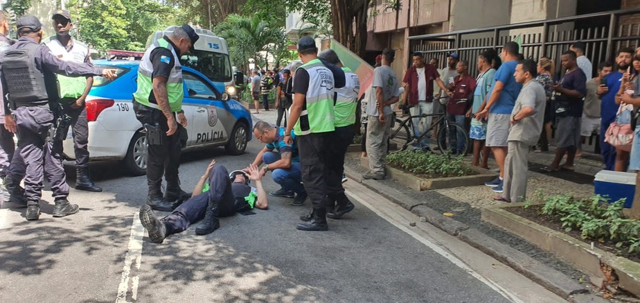 Policial recebe socorro após ser atropelado por motorista em fuga em Ipanema