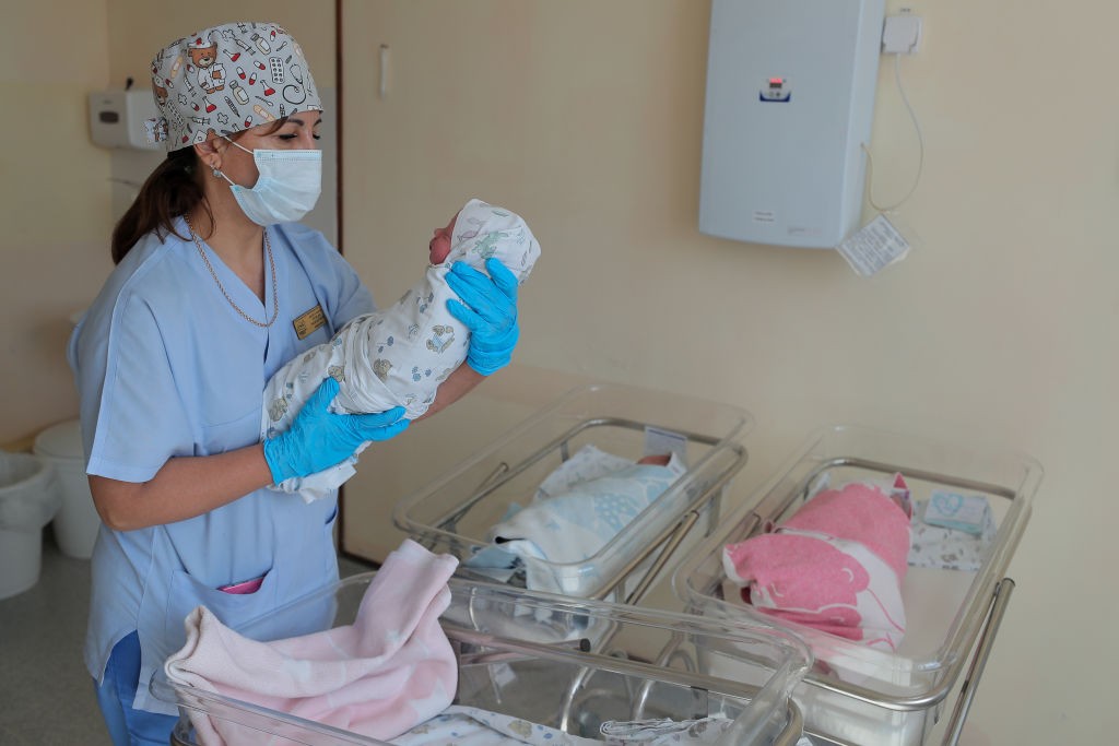 Enfermeira cuida de bebês nascidos em Kazan, na Rússia (Foto: Getty)