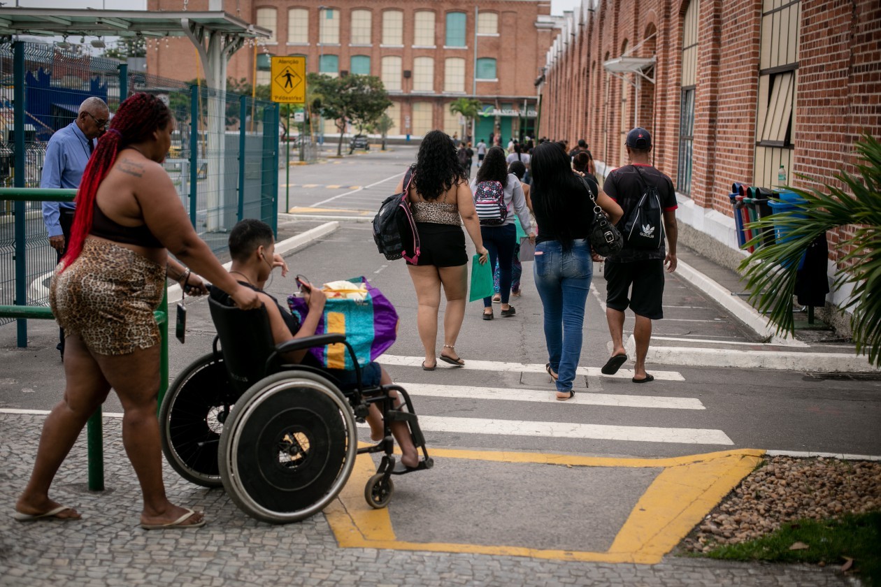 Idosos, deficientes, crianças, todos na fila de recadastramento do CadÚnico, numa tentativa de não perder o Auxílio Brasil — Foto: Brenno Carvalho/Agência O Globo