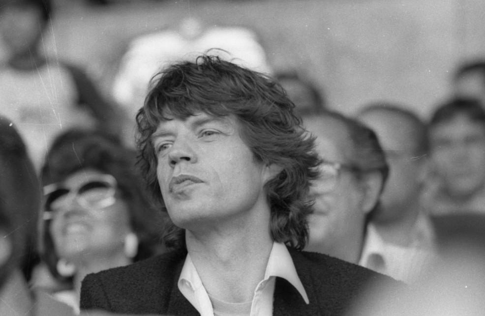 Mick Jagger assistindo a um Fla x Flu no Maracanã em 1984 — Foto: Cezar Loureiro/Agência O GLOBO