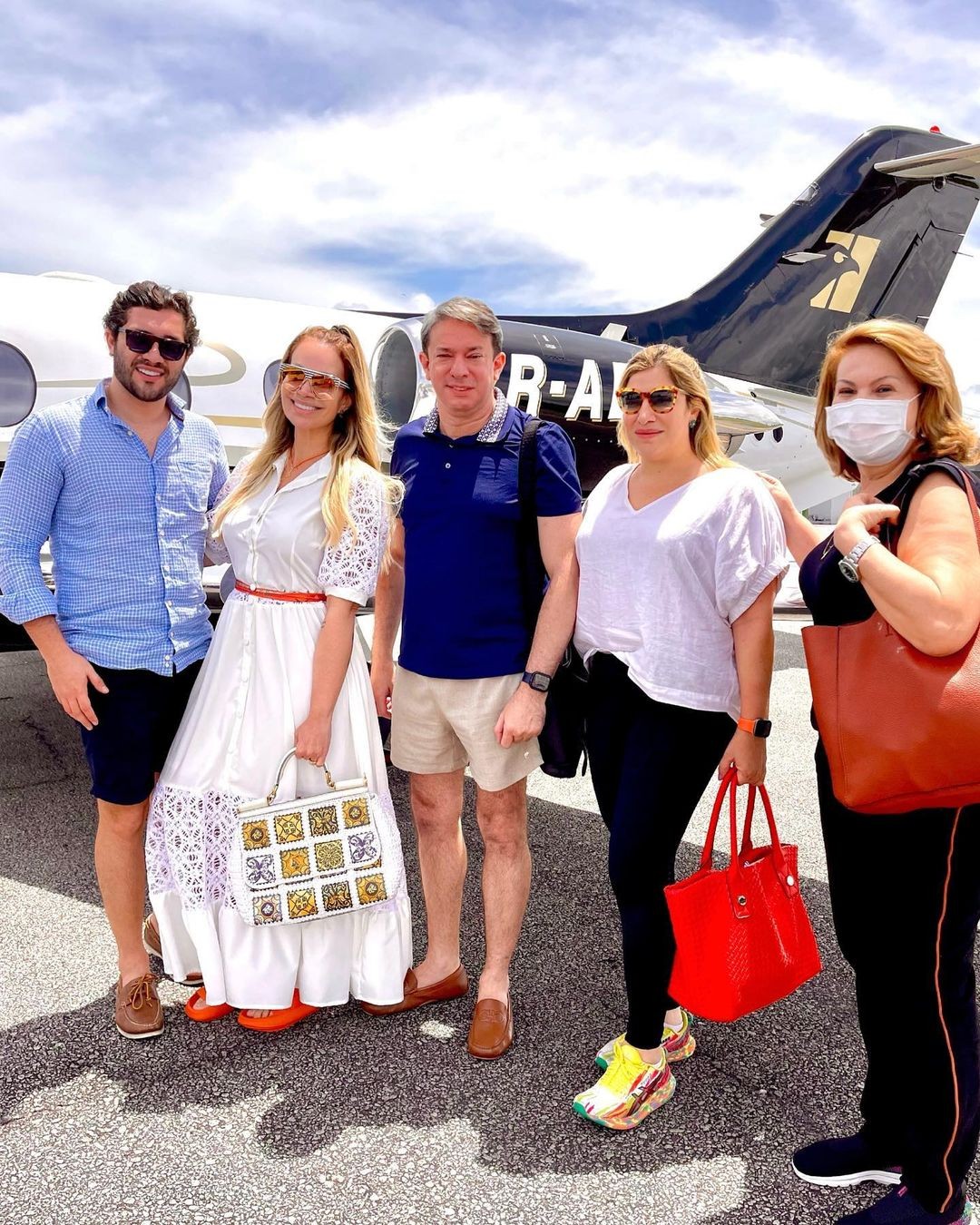 A cantora posa com o marido e amigos na Bahia (Foto: Camila De Paiva Aguiar)