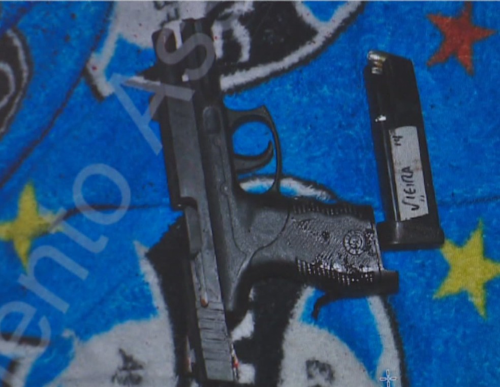 Arma encontrada no quarto onde Andrei estava — Foto: Reprodução/RBS TV