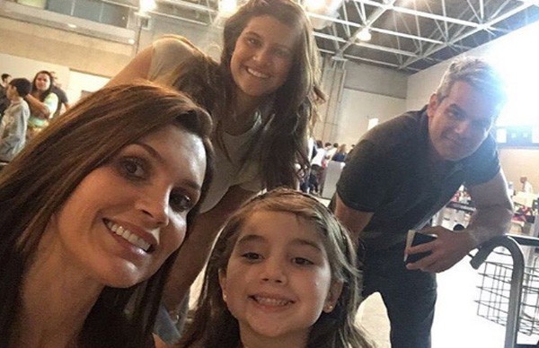 Flávia com Otaviano, Giulia e Olivia no aeroporto (Foto: Reprodução/Instagram)