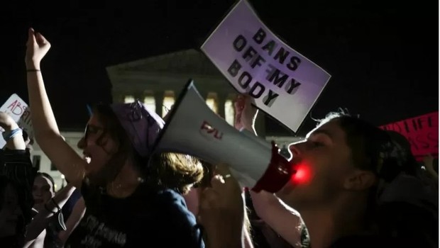 Ativistas pró-aborto em frente à Suprema Corte dos EUA após vazamento que indica possível mudança nas leis (Foto: GETTY IMAGES via BBC)