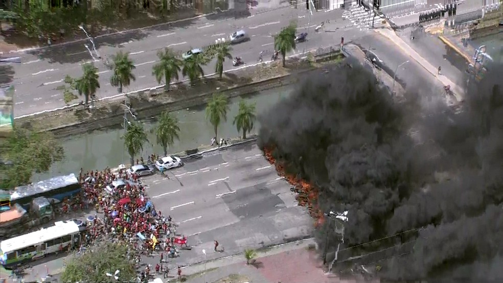 Avenida Agamenon Magalhães, na área central do Recife, é um dos pontos bloqueados pelos manifestantes (Foto: Reprodução TV Globo)