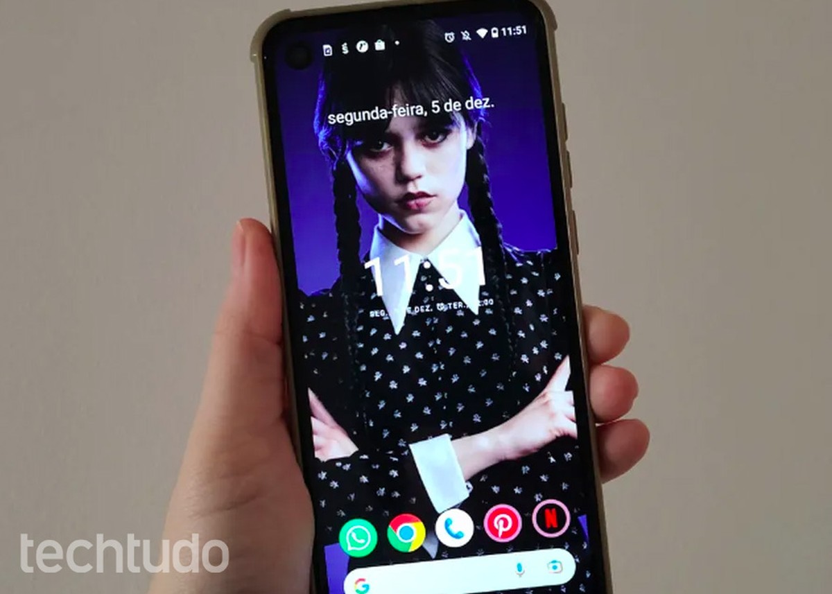 Como colocar papel de parede da Wandinha no seu celular