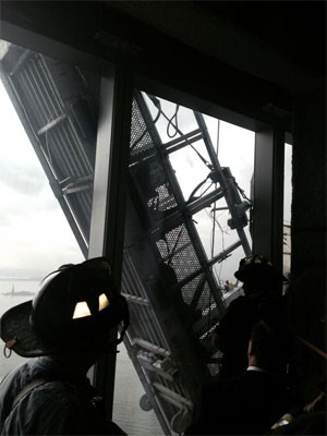 Bombeiros iniciam o resgate dos funcionários a partir do 68º andar do One World Trade  (Foto: Reprodução/Twitter/FDNY)