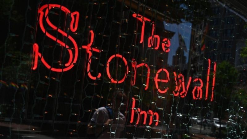 BBC Em 2015, o bar Stonewall Inn foi declarado monumento histórico de Nova York; em 2016, tornou-se o primeiro monumento nacional aos direitos dos LGBT nos EUA (Foto: AFP via BBC)