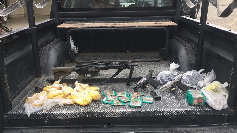 Fuzis, pistolas e drogas são apreendidas pela polícia (Foto: Reprodução / Polícia Civil)