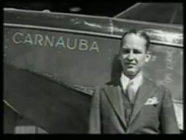 H.F. Johnson e seu avião Carnaúba em techo de documentáio (Foto: Reprodução do Youtube)