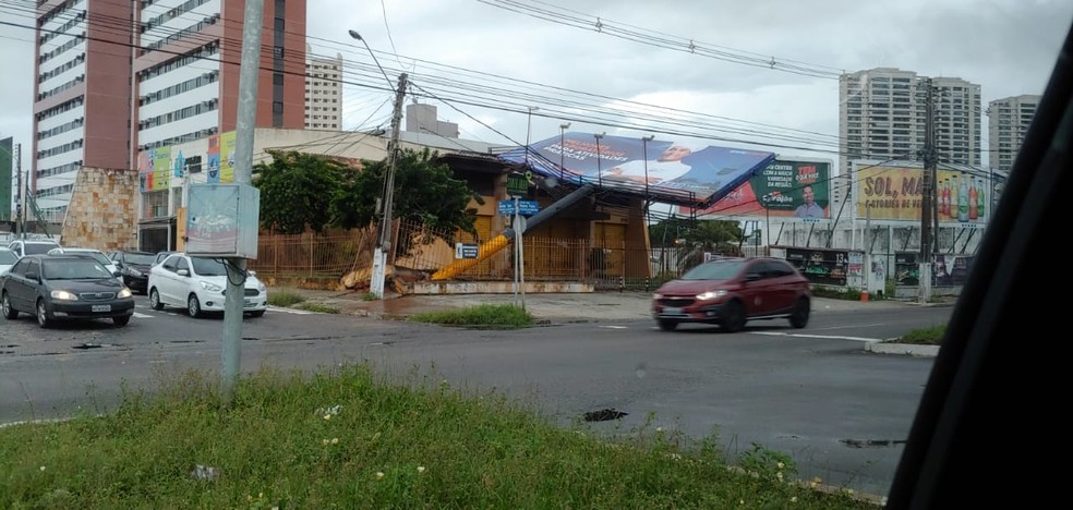 Placa De Publicidade Cai Sobre Loja De Piscinas Na Zona Sul De Natal Rio Grande Do Norte G1