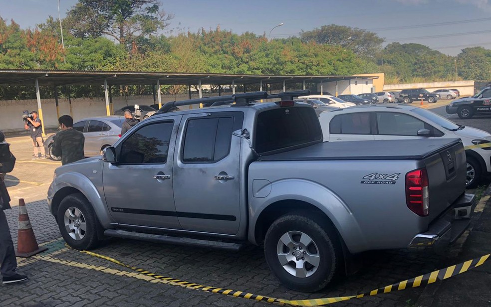 Criminosos colocaram adesivo cinza em caminhonete preta para disfarçar ação  — Foto: Kleber Tomaz/G1