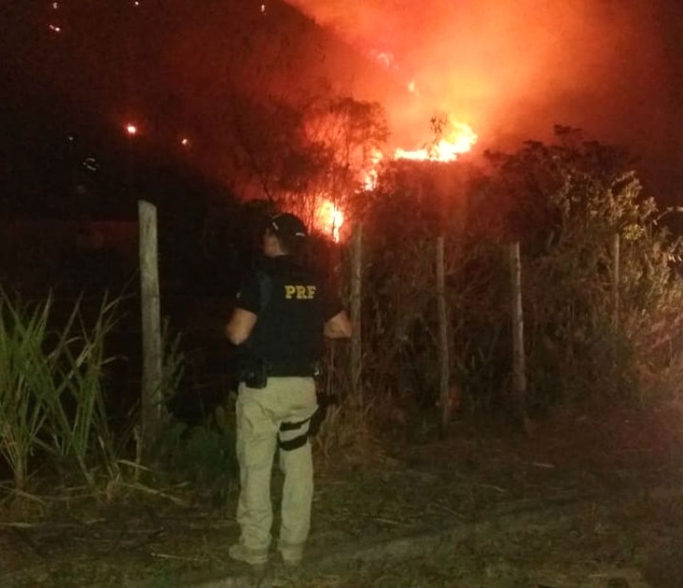 Chamas se espalharam por vegetaÃ§Ã£o apÃ³s homem atear fogo em casa no sul da Bahia â?? Foto: DivulgaÃ§Ã£o/PRF